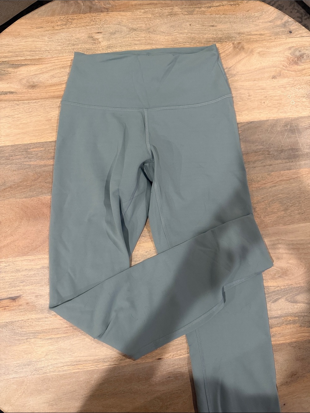 Green/blue seafoam colored leggings Lululemon size 6